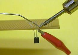 soldagem de um transistor